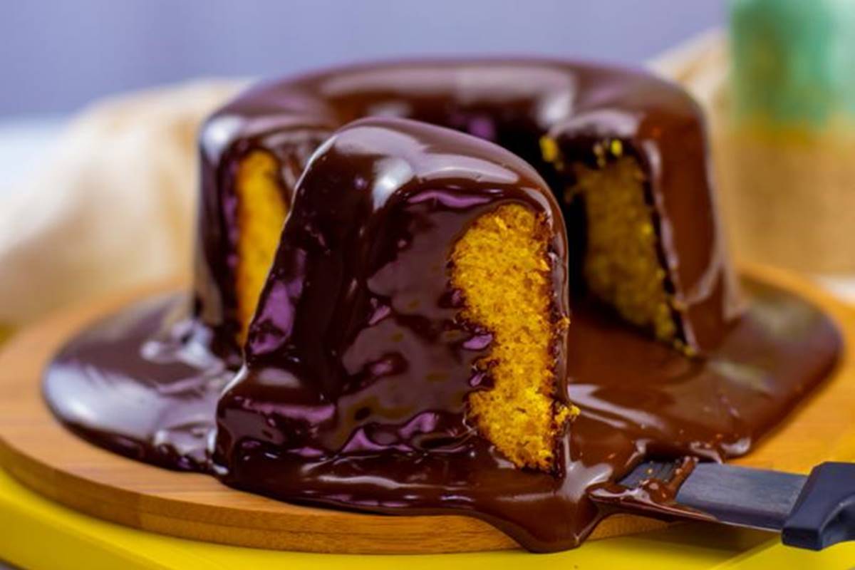 bolo de cenoura com cobertura de chocolate