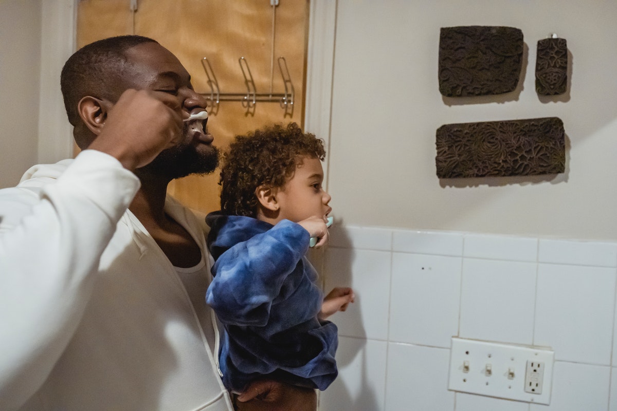 pai e filho escovando dentes