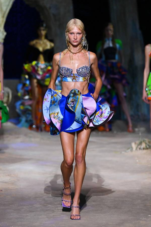 Look de primavera/verão 2021 da marca Versace