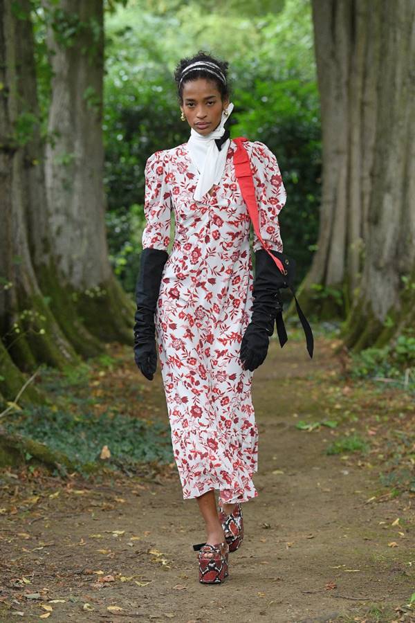 Look de primavera/verão 2021 da marca Erdem