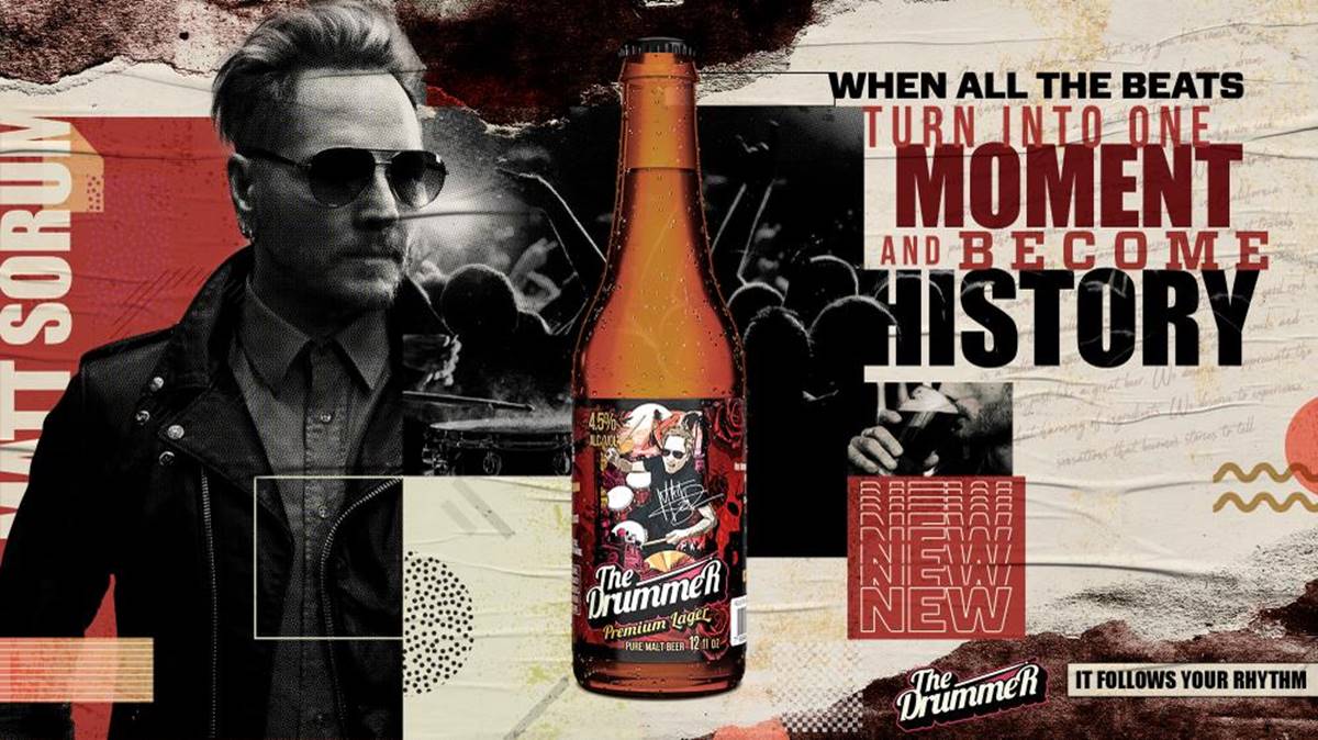 cerveja com cartaz ao fundo com foto de Matt Sorum e frases