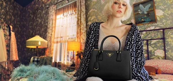 Hunter Schafer com bolsa Prada