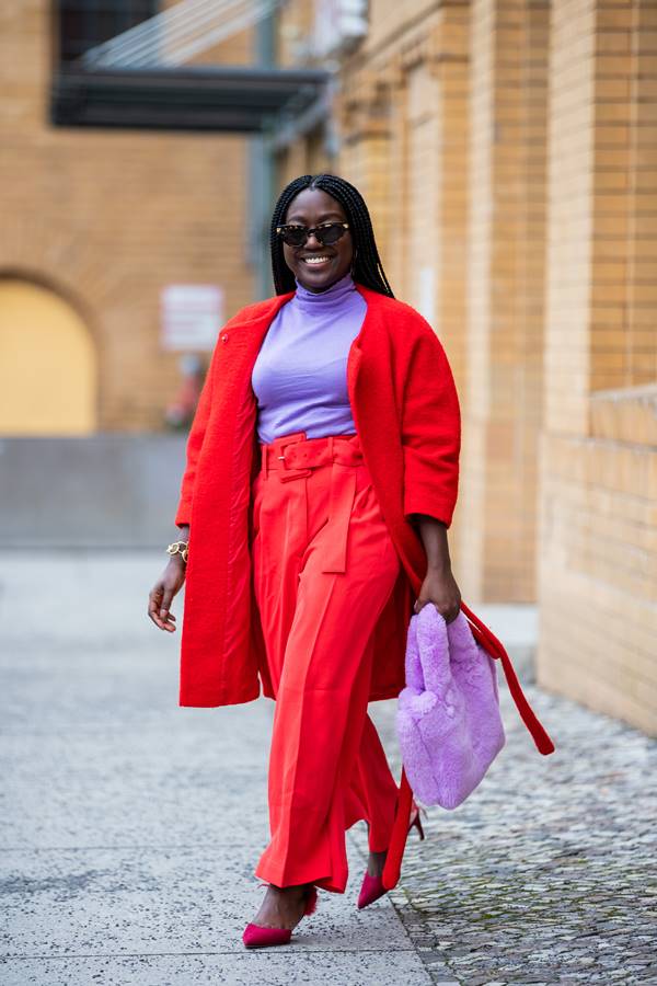 Street style com lilás e vermelho