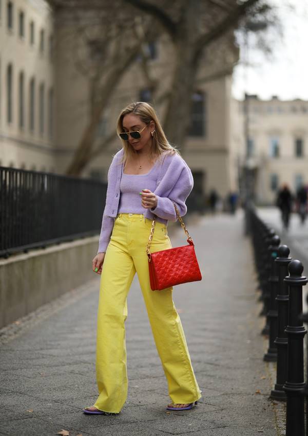 Street style com lilás, amarelo e vermelho