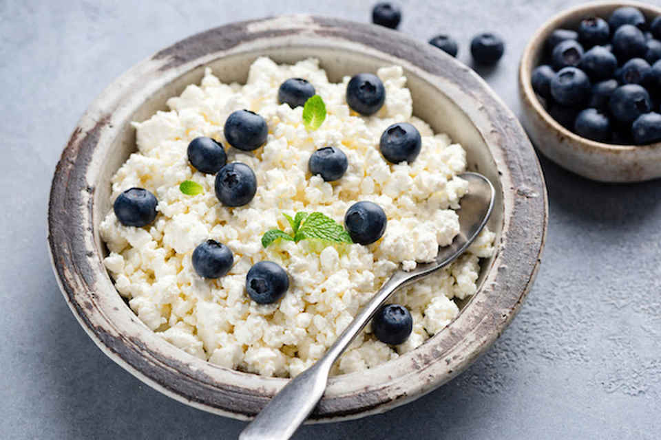 Foto colorida de queijo cottage com frutas - Metrópoles