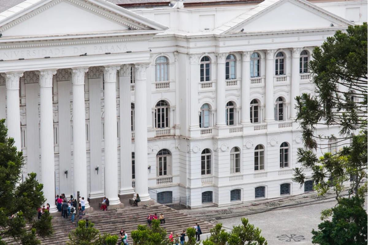 Filha de ministro do STF é xingada e leva cusparada em universidade
