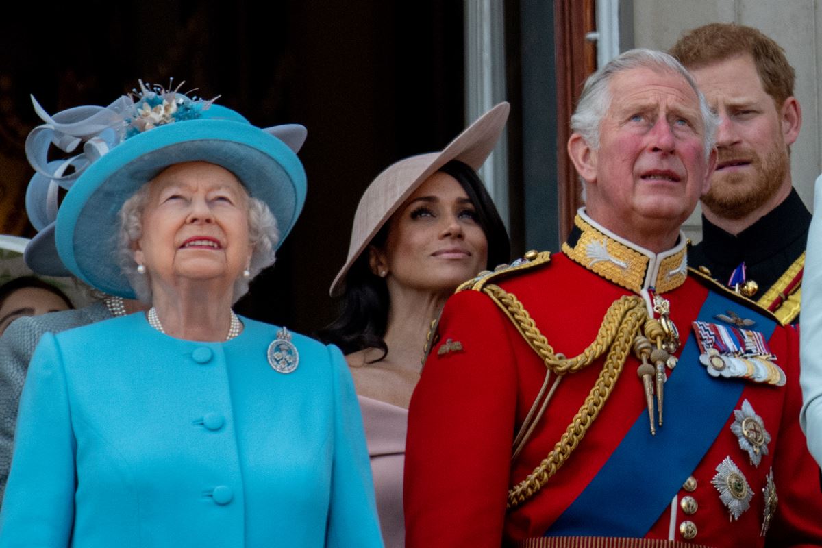 Rainha Elizabeth, Meghan Markle com príncipes Charles e Harry