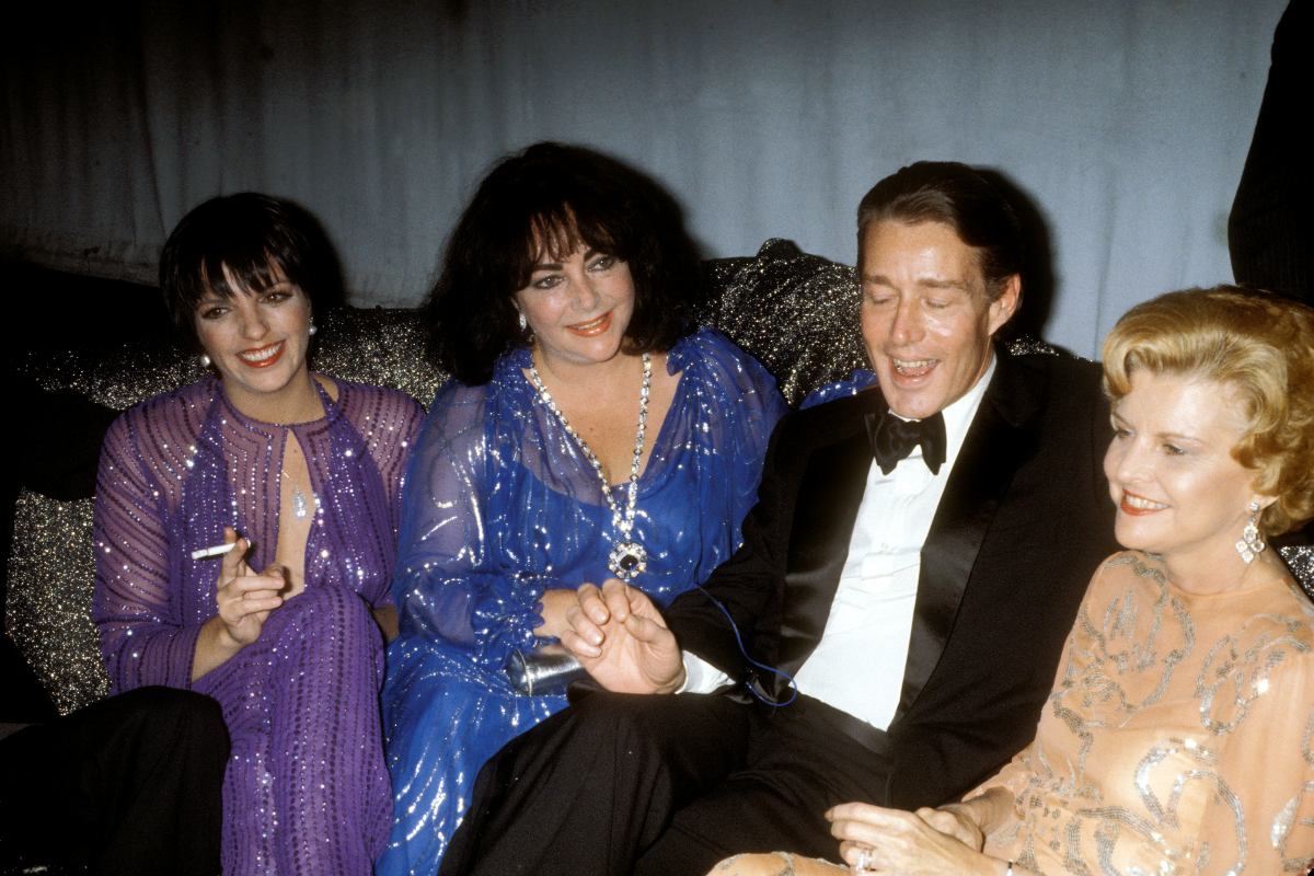 Elizabeth Taylor com Liza Minnelli, Halston e Betty Ford no Studio 54, em 1977