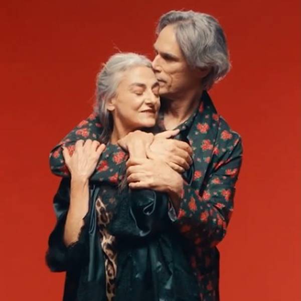 Casal em campanha de Dia dos Namorados da Dolce & Gabbana