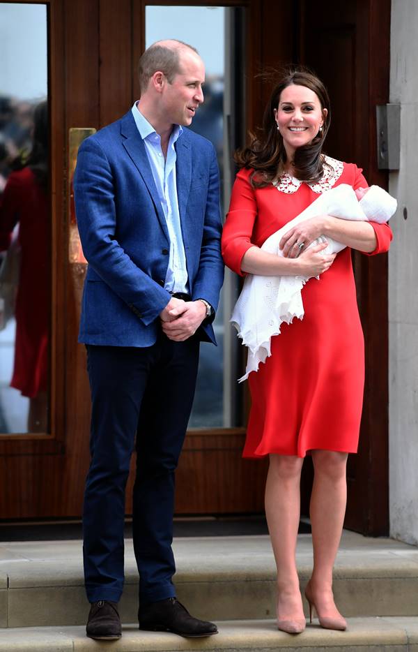 Kate com vestido vermelho