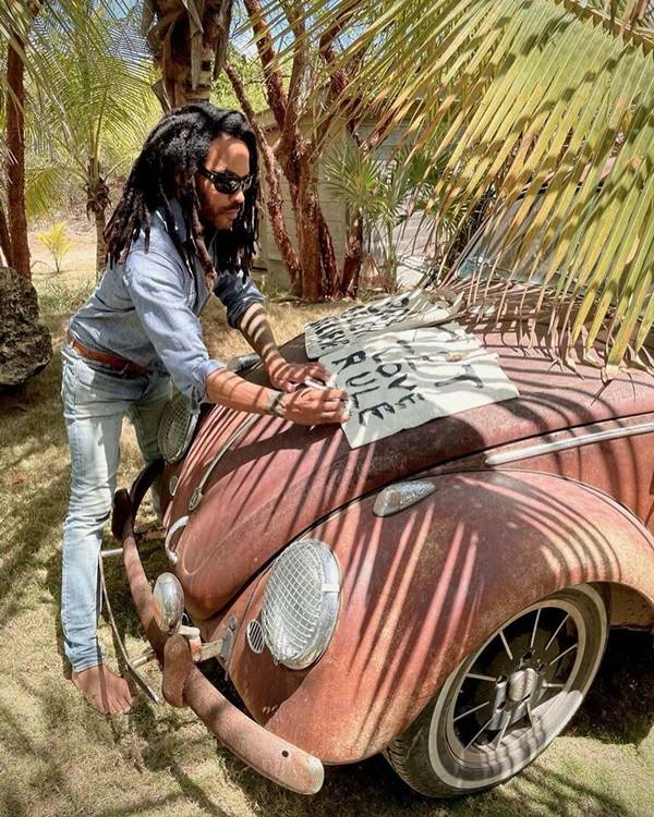 Lenny Kravitz com ecobags customizada da Ministry of Tomorrow para a ação Art for Education