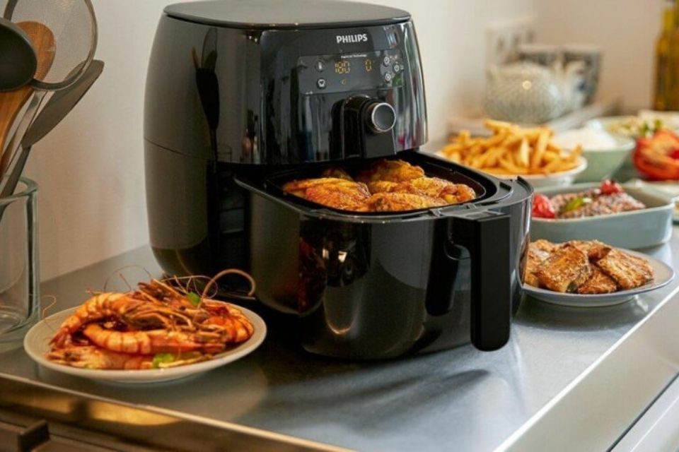 Foto colorida de airfryer preta aberta - Metrópoles