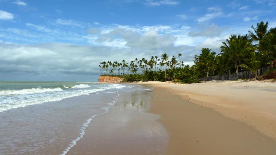 praia com falésias