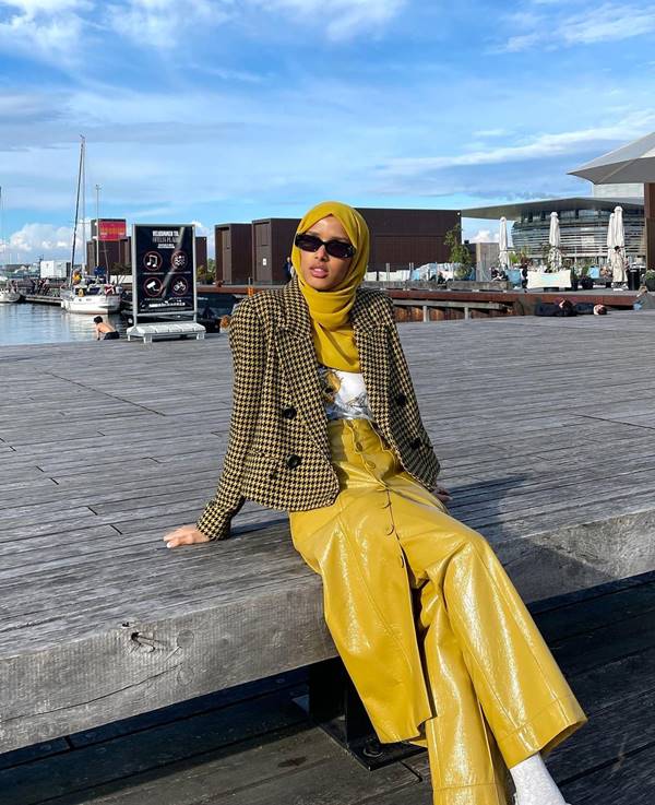 Modelo Rawdah Mohamed usando hijab