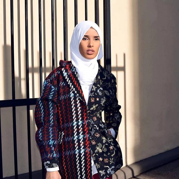 Modelo Rawdah Mohamed usando hijab