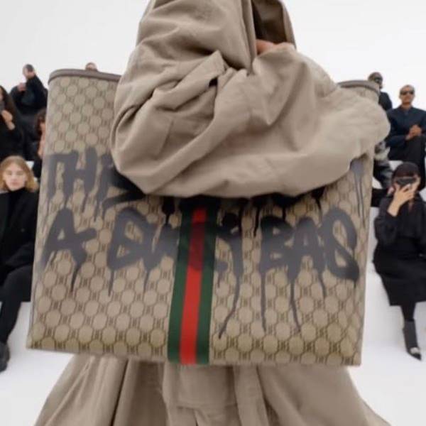 Bolsa da Balenciaga na coleção SS22 Coed RTW