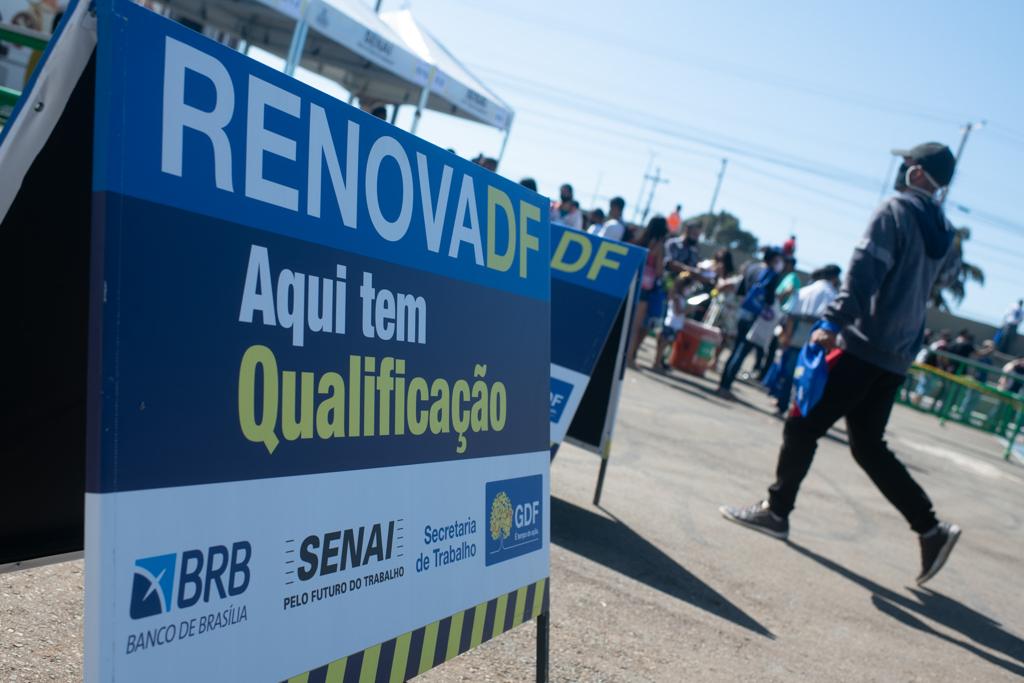 Homem caminha próximo de placa azul