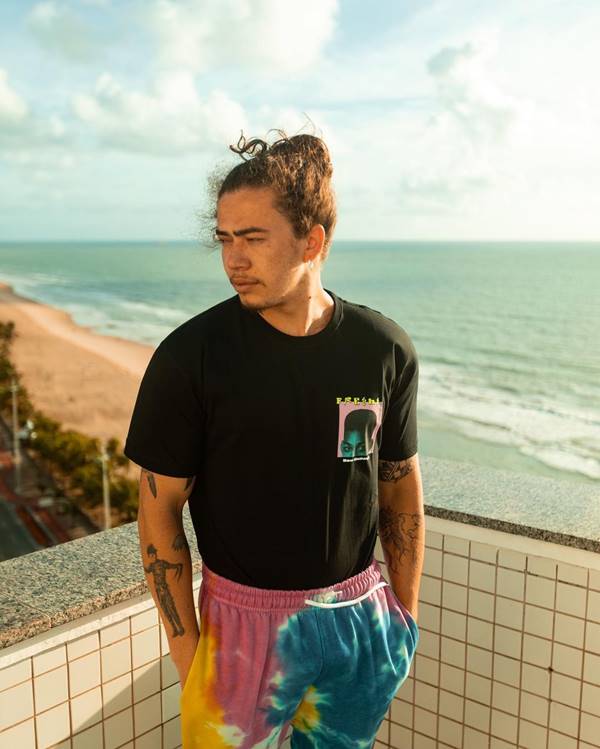 Whindersson Nunes com peças da Baw Clothing