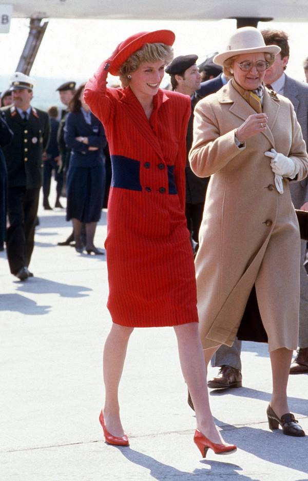 Lady Di com vestido vermelho