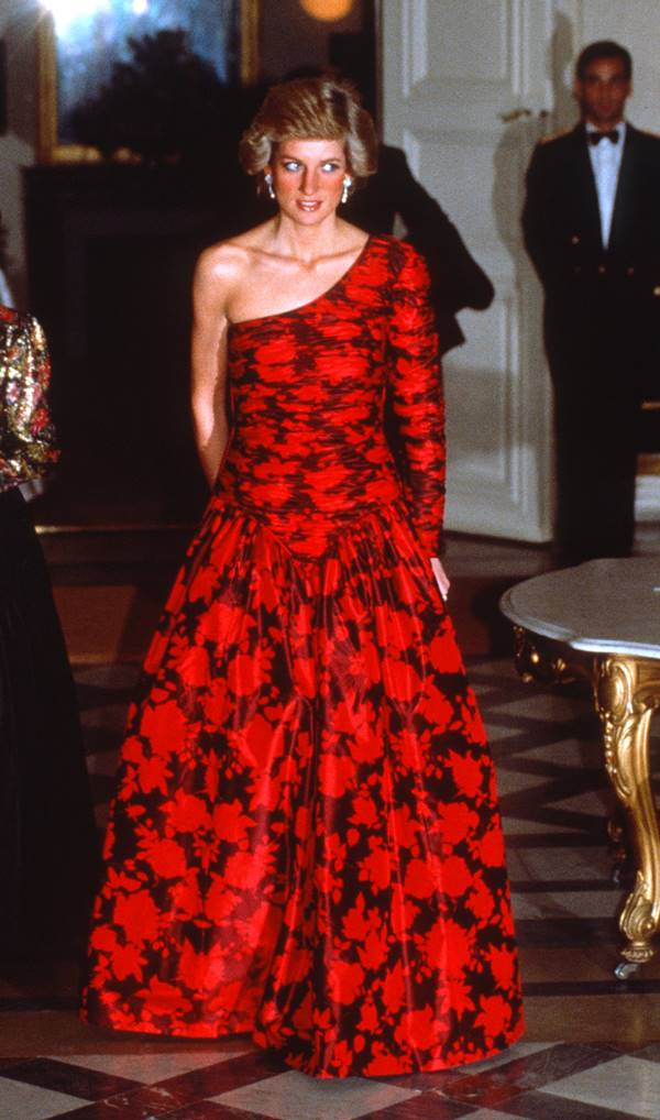 Lady Di com vestido vermelho