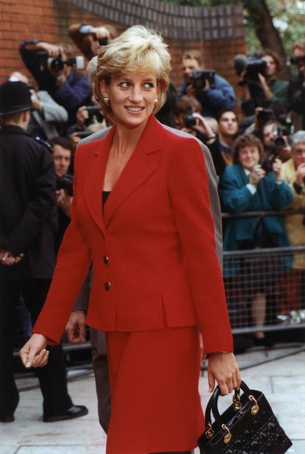 Lady Di com conjunto vermelho