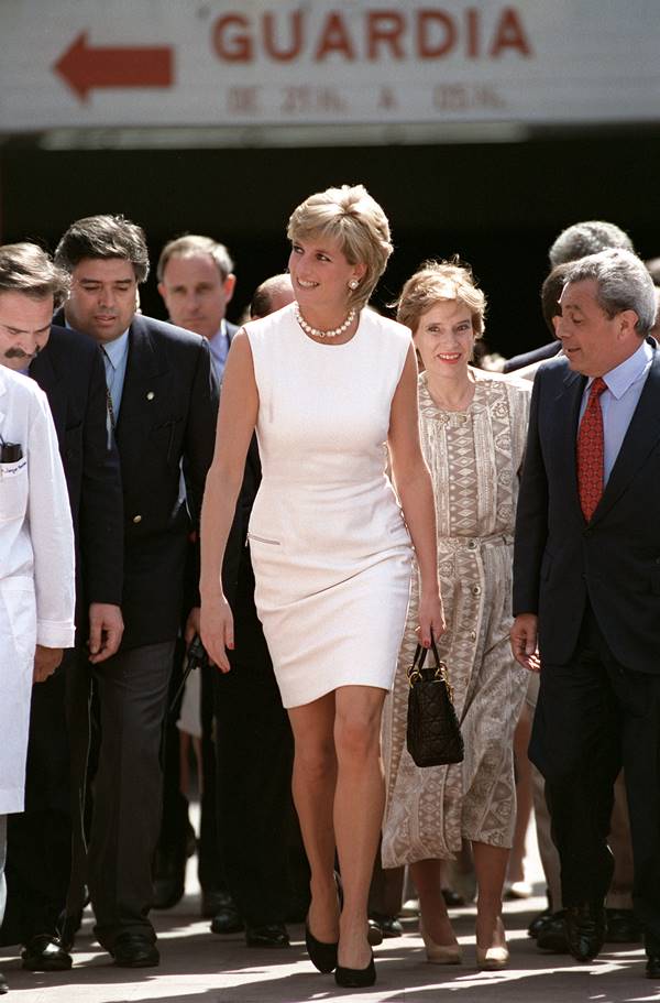 Lady Di com vestido branco