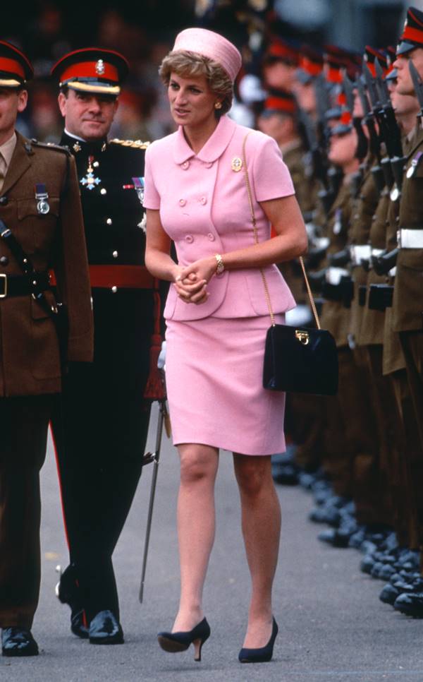 Lady Di com roupas da Versace