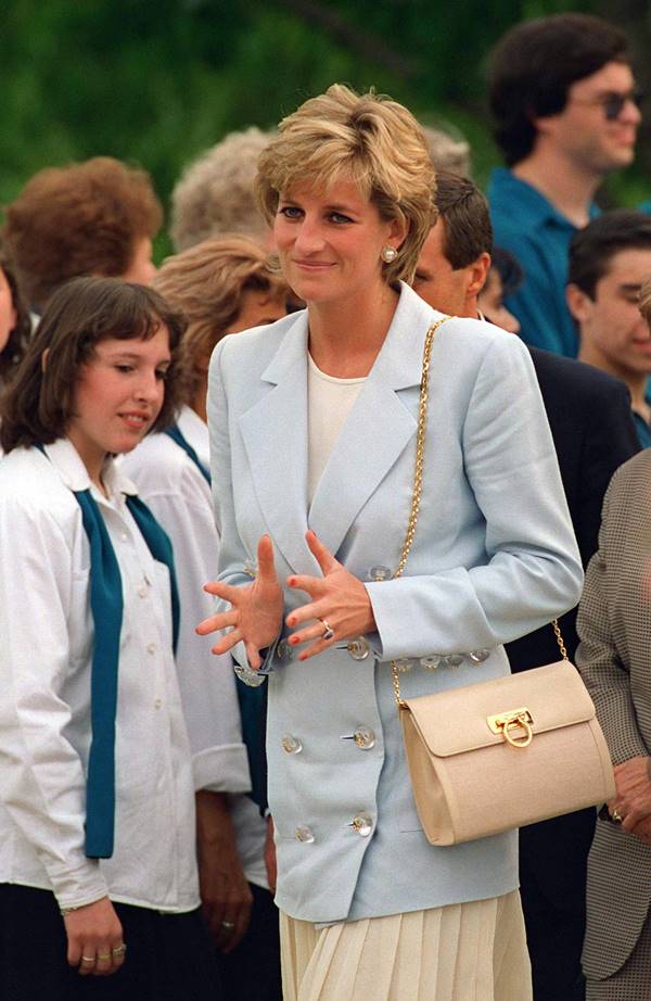 Lady Di com bolsa Ferragamo