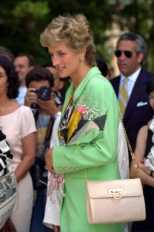 Lady Di com bolsa Ferragamo