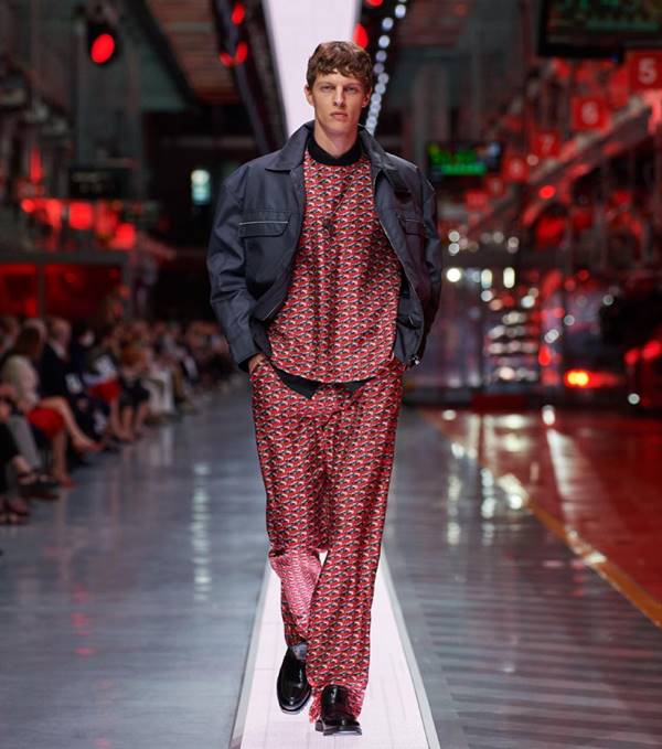 Look da primeira coleção de moda da Ferrari