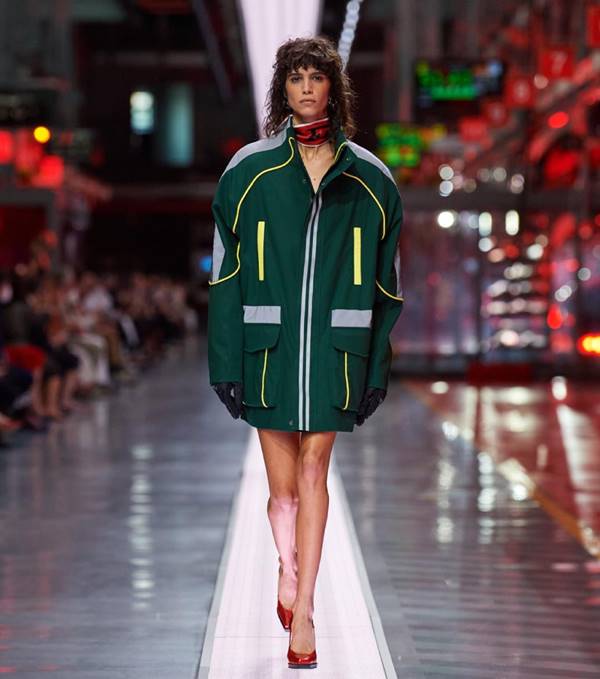 Look da primeira coleção de moda da Ferrari