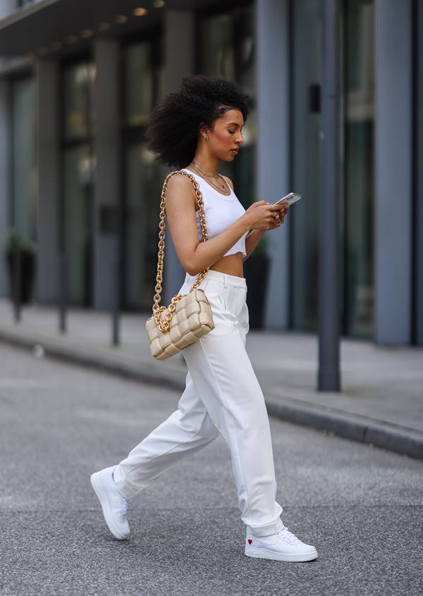 Street style com tênis branco