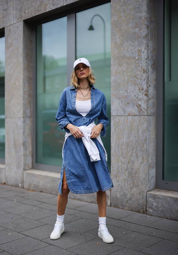 Street style com tênis branco