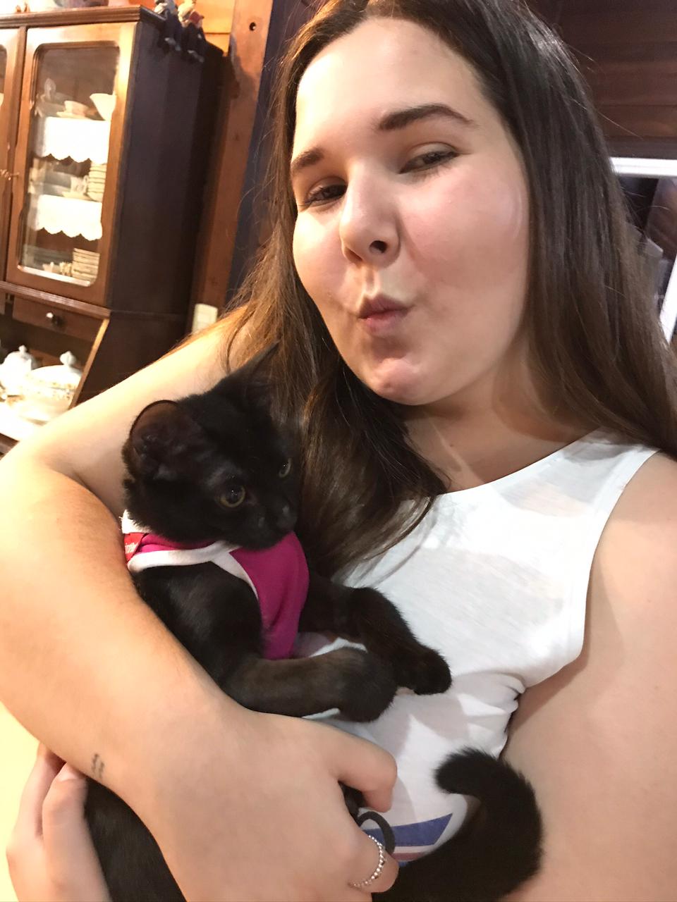 Ana Carolina e um gatinho