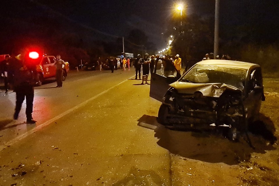 Carro envolvido em colisão frontal na DF-280; motorista teve corte no abdômen