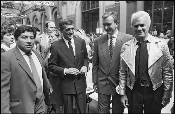 Francois Leotard, Bernard Arnault e Tony Curtis em desfile da Dior Men