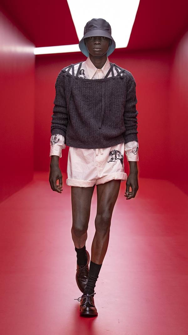 Look da coleção masculina de primavera/verão 2022 da Prada