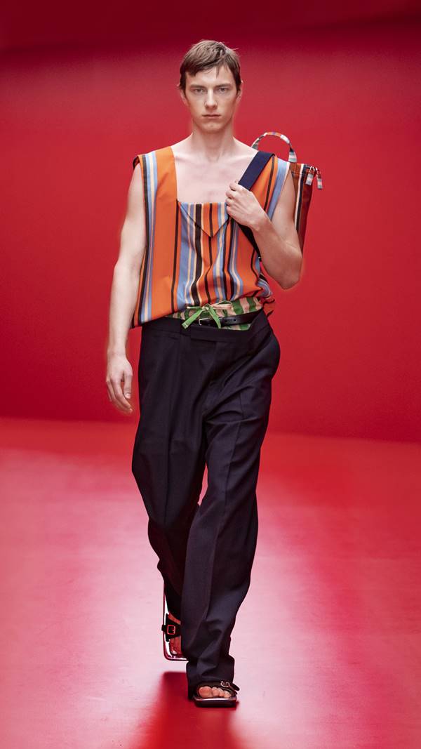 Look da coleção masculina de primavera/verão 2022 da Prada