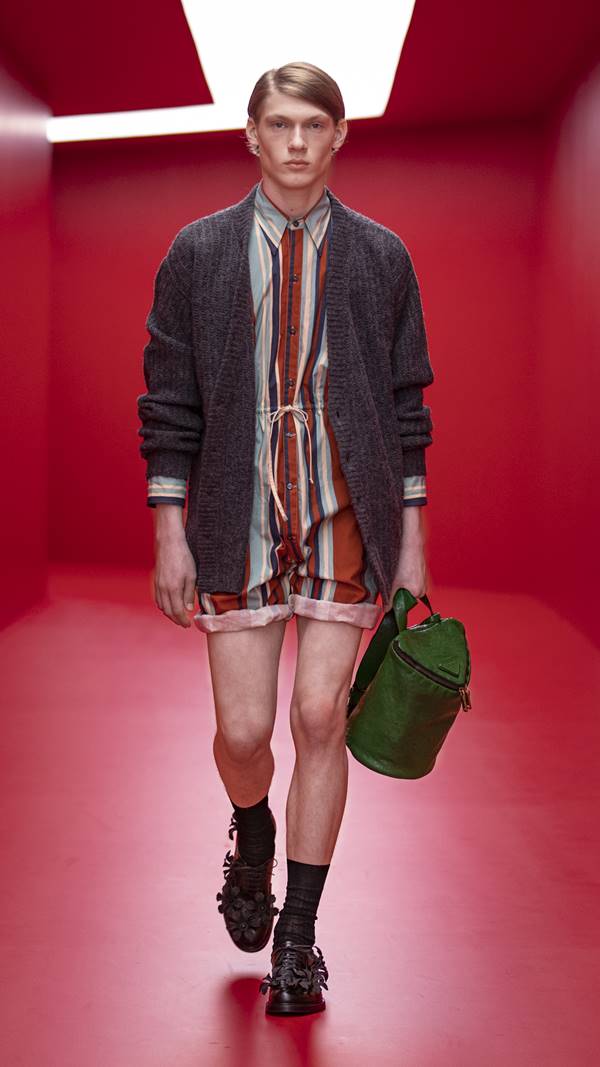 Look da coleção masculina de primavera/verão 2022 da Prada