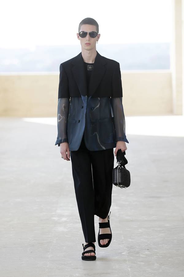 Look da coleção masculina de primavera/verão 2022 da Fendi