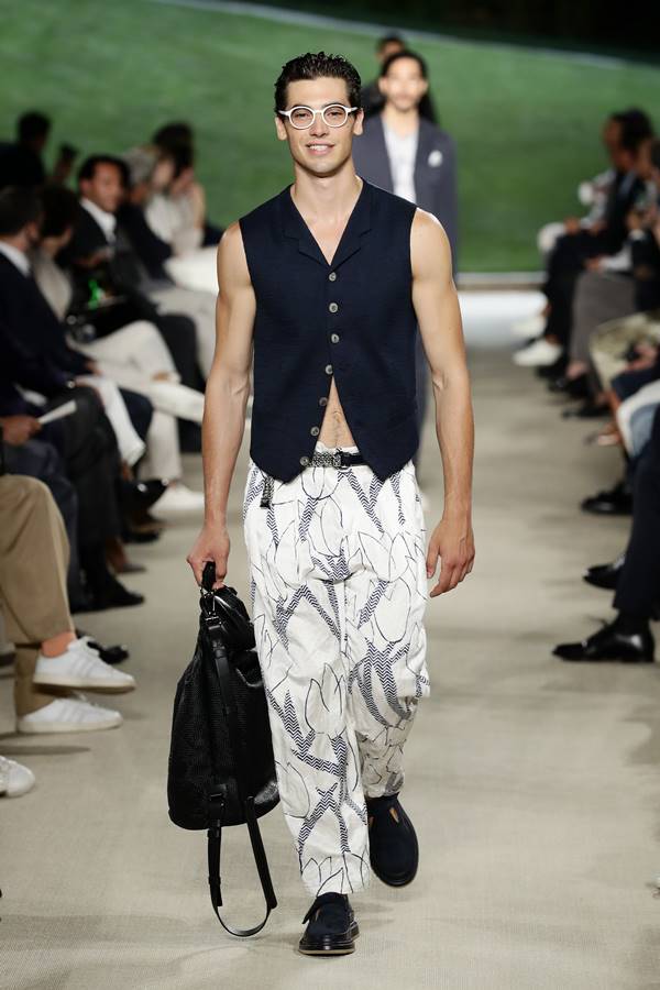 Look da coleção primavera/verão 2022 masculina da Giorgio Armani