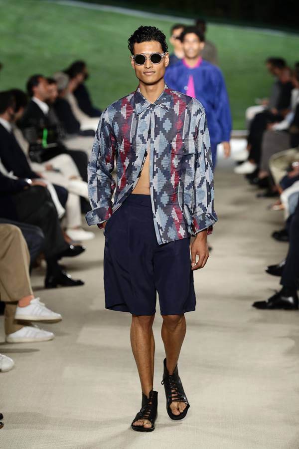 Look da coleção primavera/verão 2022 masculina da Giorgio Armani