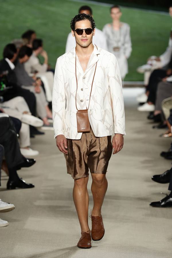 Look da coleção primavera/verão 2022 masculina da Giorgio Armani