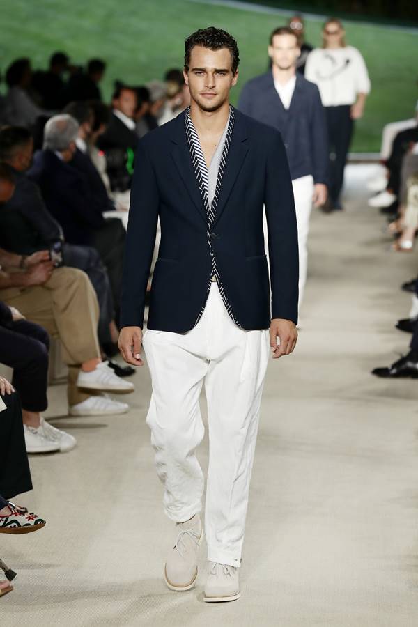 Look da coleção primavera/verão 2022 masculina da Giorgio Armani