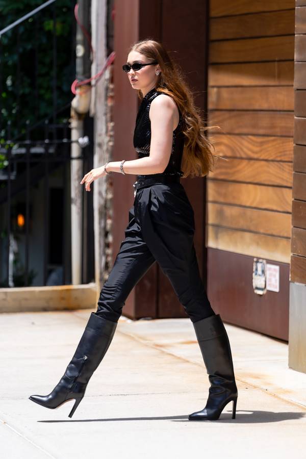 Gigi Hadid com look preto andando na rua