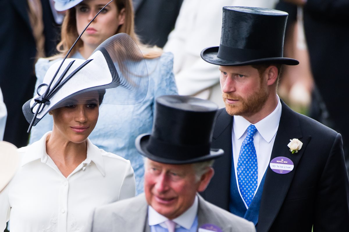 Meghan Markle com príncipes Charles e Harry