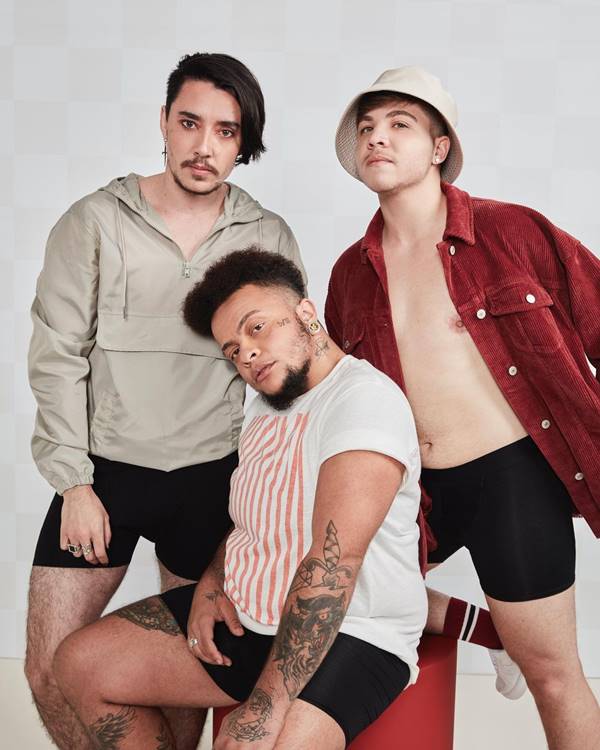 Jonas Maria, Joseph Rodriguez e Alexandre Kiyohara com cuecas menstruais da Pantys