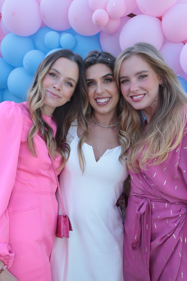 Valéria Bittar entre as irmãs, Carolina e Giovanna Adriano 