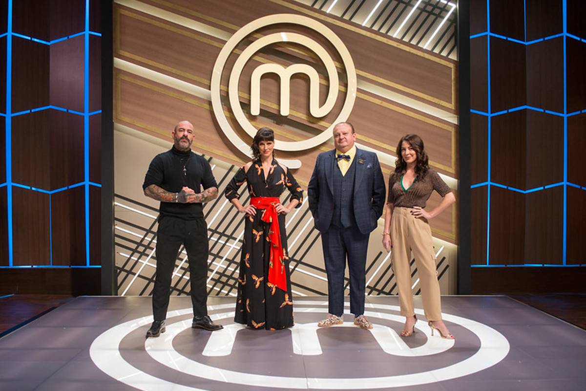 Henrique Fogaça, Helena Rizzo, Érick Jacquin e ANa Paula Padrão posam em frente à logo do Masterchef