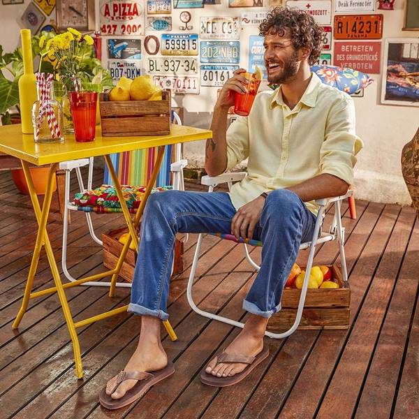 Homem bebendo e usando chinelo da Havaianas